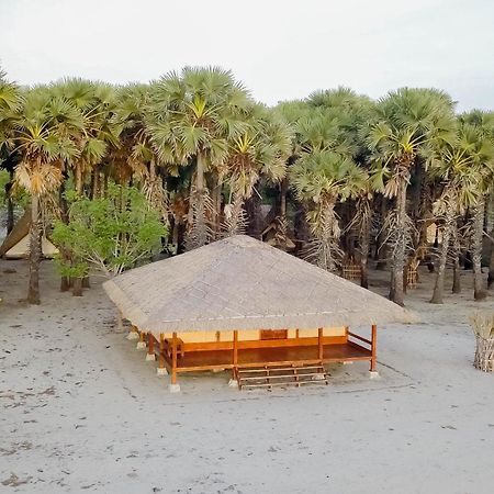 Costa Beach Resort & Club Waingapu Bagian luar foto